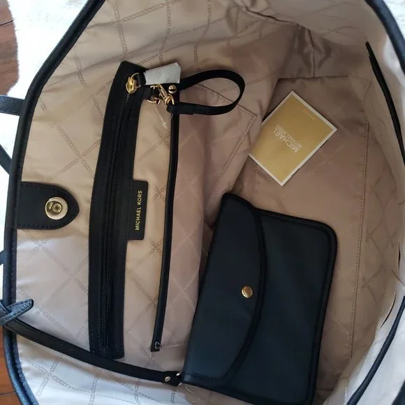 Michael Kors Eva Nylon Large Tote With Pouch in Navy Multi New Without Tag - Picture 8 of 16